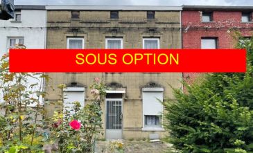 Petite maison 3 chambres à rénover entièrement avec jardinet en façade